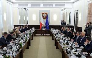 Premier Donald Tusk na nadzwyczajnym posiedzeniu rządu w siedzibie KPRM w Warszawie / autor: PAP/Paweł Supernak