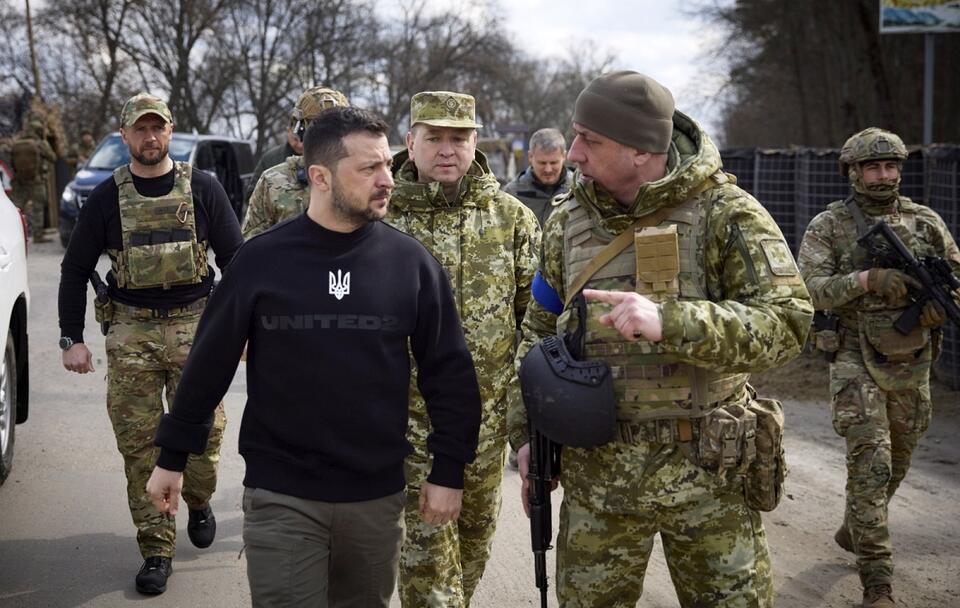 Wołodymyr Zełenski w otoczeniu ukraińskich żołnierzy / autor: PAP/EPA/PRESIDENTIAL PRESS SERVICE HANDOUT