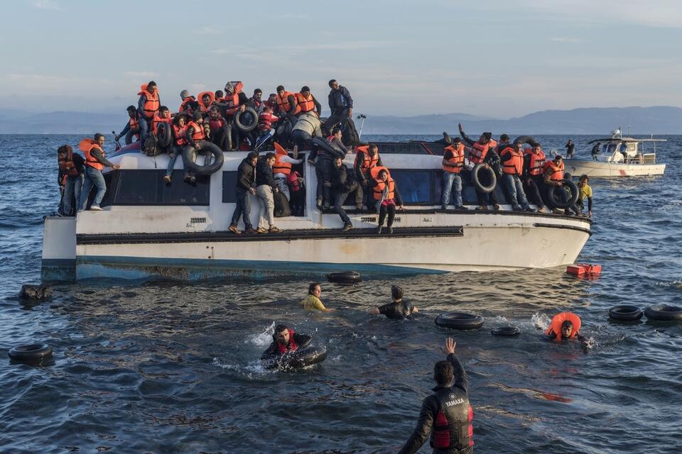 Uchodźcy uciekający przed wojną i brakiem bezpieczeństwa w Iraku i Syrii przybywają na wyspę Lesbos, 2015 rok. / autor: Wikipedia/Ggia - Praca własna/CC BY-SA 4.0