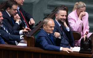 Premier Tusk i ministrowie w ławach sejmowych / autor: Fratria