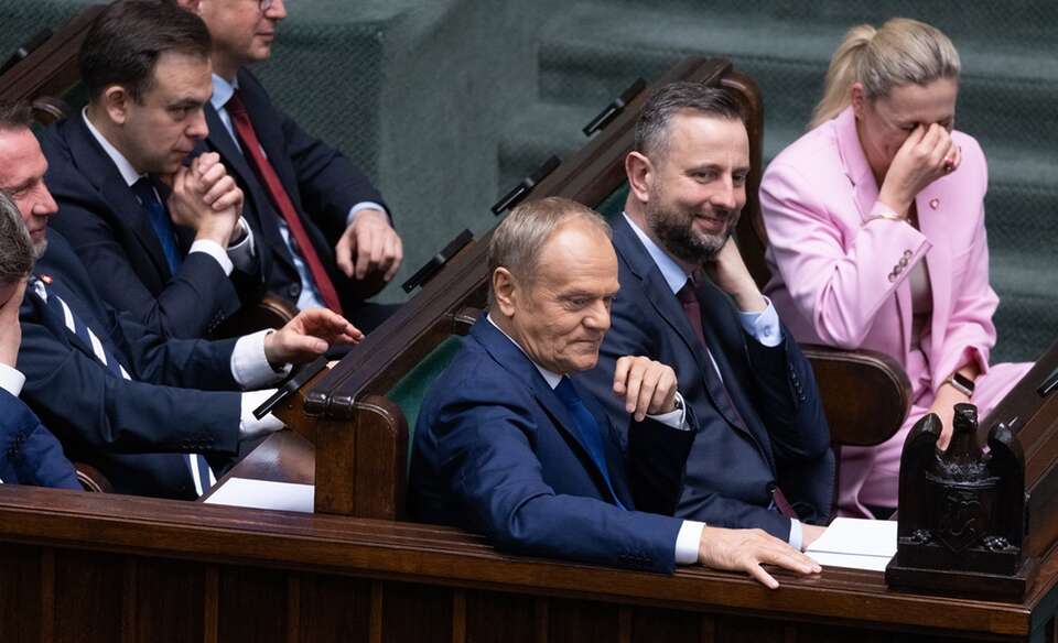 Premier Tusk i ministrowie w ławach sejmowych / autor: Fratria