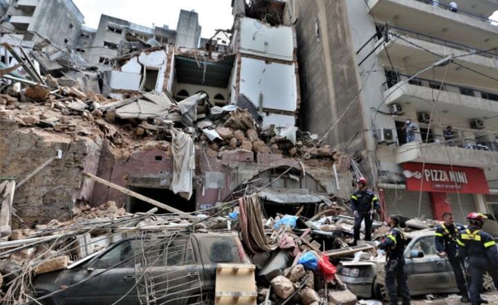 Gruzy na zniszczonym obszarze w Bejrucie, Liban, 6 sierpnia 2020 r. / autor: PAP/EPA/NABIL MOUNZER