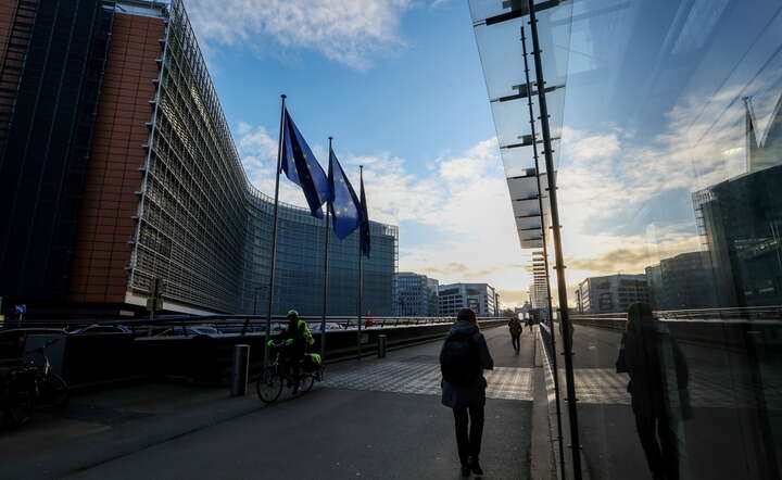 Siedziba Komisji Europejskiej w Brukseli w środę rano, gdy zaczęły obowiązywać cła USA na stal i aluminium / autor: PAP/EPA/OLIVIER HOSLET 