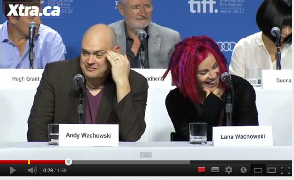 Z prawej Larry Wachowski jako kobieta. screenshot Youtube