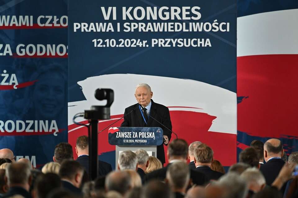 Prezes PiS Jarosław Kaczyński przemawia podczas kongresu Prawa i Sprawiedliwości w hali sportowej Zespołu Szkół nr 2 im. Ludwika Skowyry w Przysusze. / autor: PAP/Piotr Polak