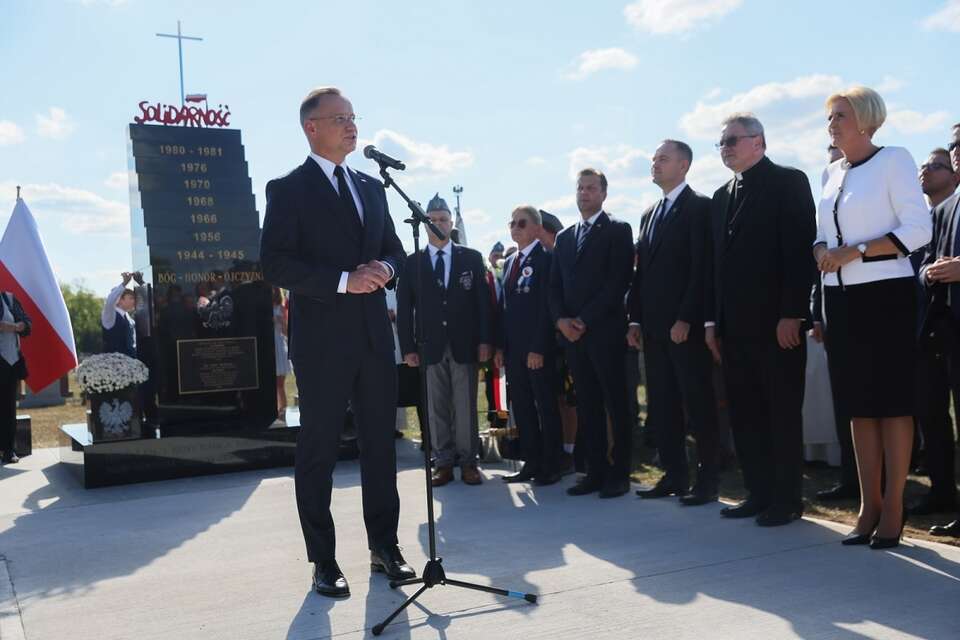 Prezydent RP Andrzej Duda z pierwszą damą na uroczystości odsłonięcia Pomnika Solidarności na cmentarzu przy Narodowym Sanktuarium Matki Bożej Częstochowskiej w Doylestown w Pensylwanii / autor: PAP/Leszek Szymański