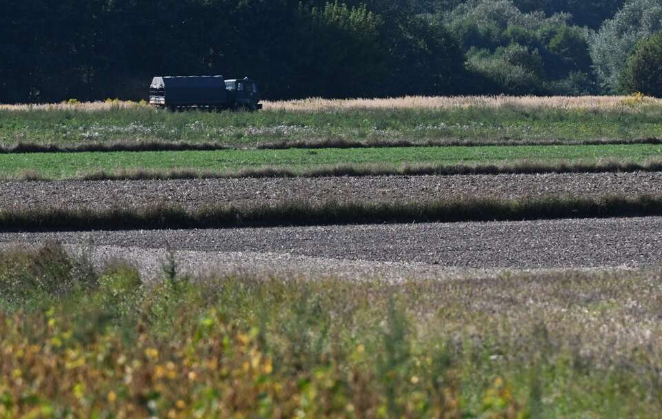 Akcja poszukiwawcza niezidentyfikowanego obiektu powietrznego w okolicach miejscowości Wojciechówka / autor: PAP/Wojtek Jargiło