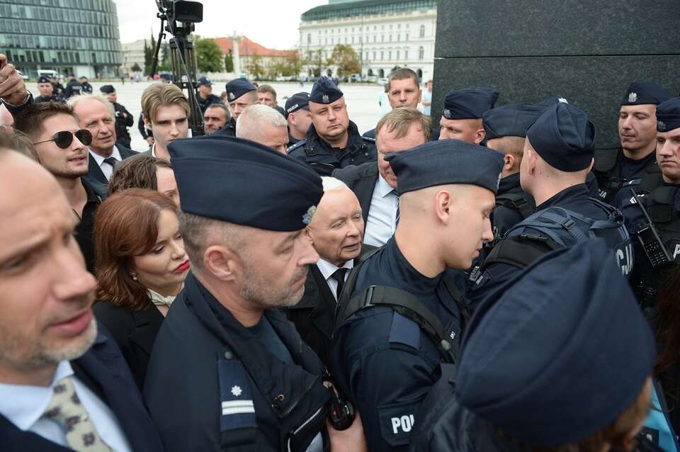 Prezes PiS Jarosław Kaczyński pod Pomnikiem Ofiar Tragedii Smoleńskiej w Warszawie / autor: PAP/Marcin Obara