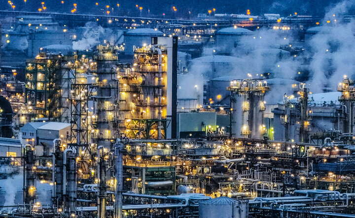 Niemiecka rafineria w Schwedt korzysta z dostaw surowca z innych regionów niż Zatoka Perska / autor: PAP/EPA/HANNIBAL HANSCHKE