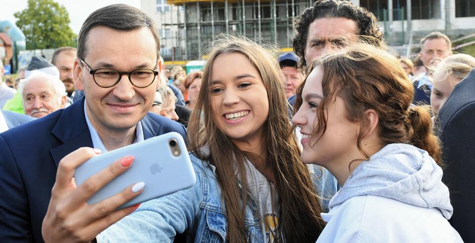 er Mateusz Morawiecki (2L) uczestniczy w rodzinnym, wakacyjnym festynie bezpieczeństwa w Kielnie (woj. pomorskie), 7 bm.   / autor:  PAP/Adam Warżawa