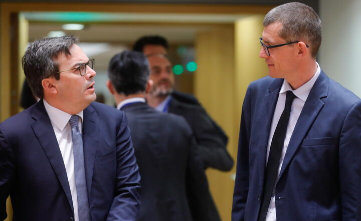 Włoski minister ds. europejskich Incenzo Amendola i słoweński minister ds. europejskich Gasper Dovzan (R) na początku Rady ds. Ogólnych w Radzie Europejskiej w Brukseli / autor: EPA/PAP