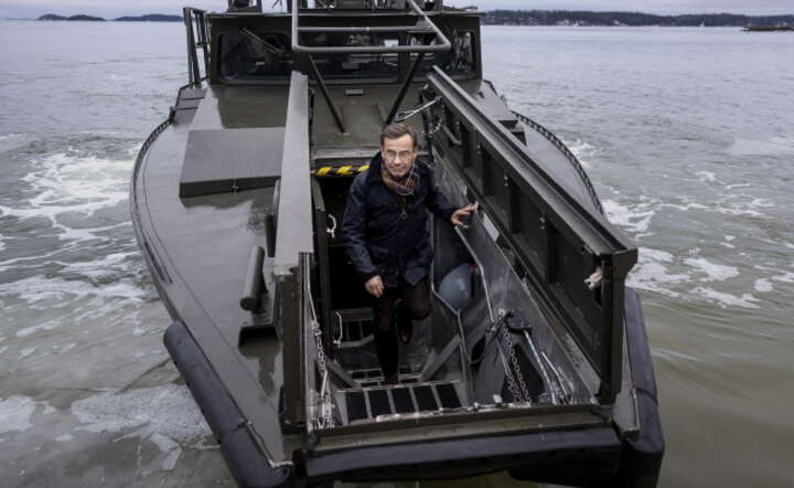 Premier Szwecji Ulf Kristersson na pokładzie łodzi stridsbat 90 / autor: PAP/EPA/STEFAN JERREVANG 