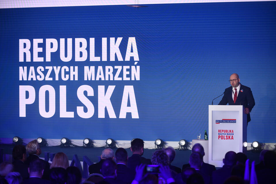 Lider partii Adam Bielan przemawia podczas konwencji programowej Partii Republikańskiej, 2 bm. w Warszawie. / autor:  PAP/Marcin Obara