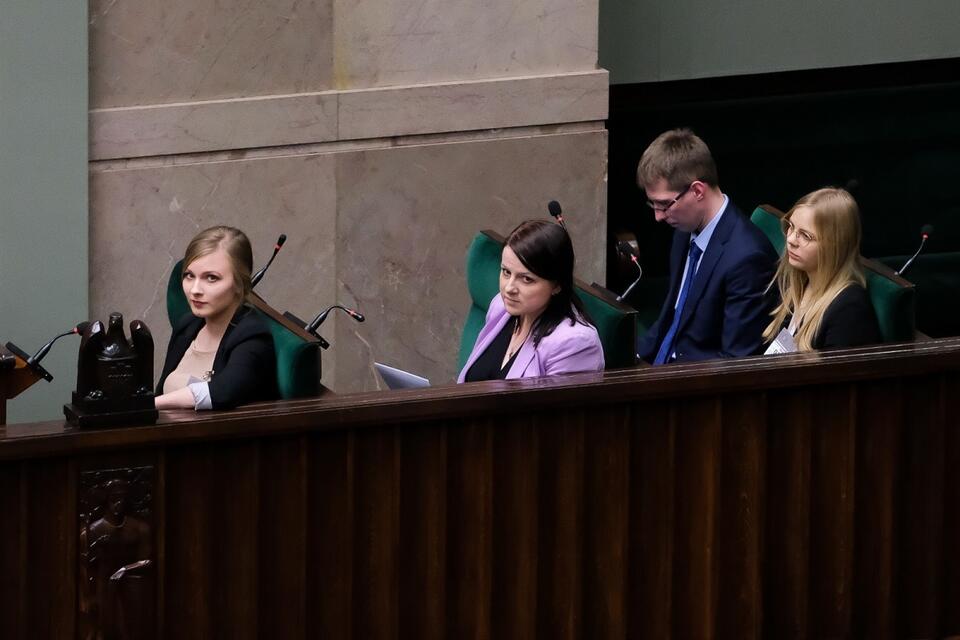 Działaczka pro-life Kaja Godek (2L) na sali plenarnej Sejmu w Warszawie / autor: PAP/Mateusz Marek
