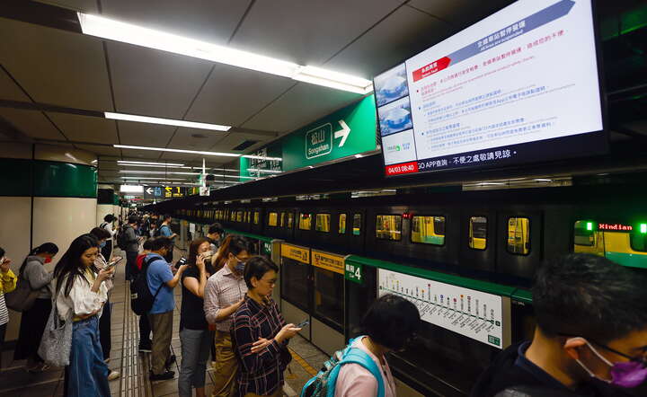 Z powodu trzęsienia ziemi zawieszono także pociągi / autor: PAP/EPA/DANIEL CENG