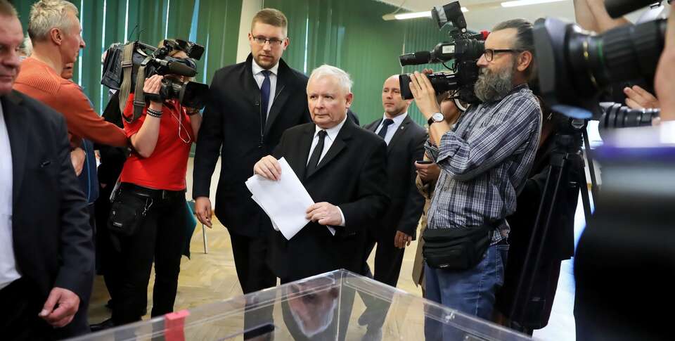 Jaroslaw Kaczynski in his electing point / autor: PAP/Tomasz Gzell