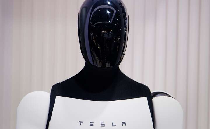 Humanoidalny bot Tesli na wystawie produktów koncernu w Chinach / autor: PAP/EPA/ALEX PLAVEVSKI 