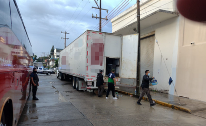 Meksyk. Zatrzymano 600 migrantów ukrytych w dwóch ciężarówkach
