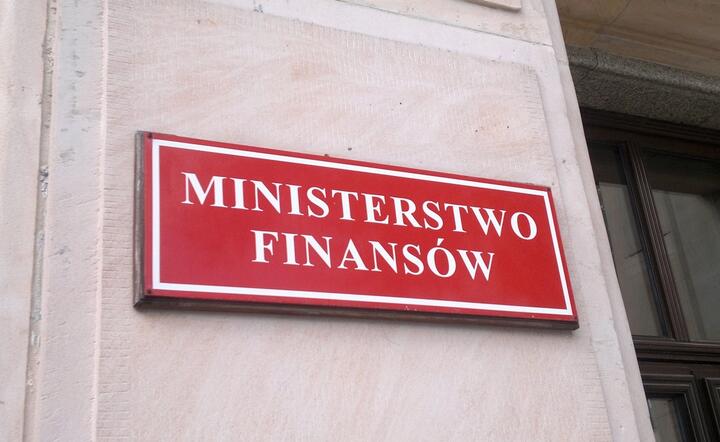 Wejście do gmachu Ministerstwa Finansów w Warszawie / autor: Fratria