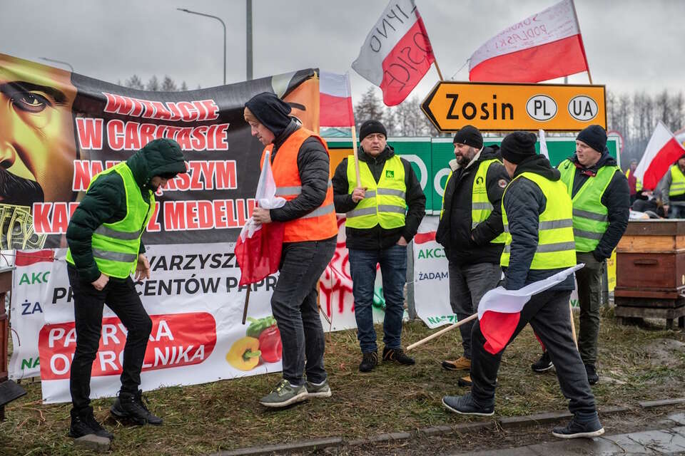 Protest rolników przed polsko-ukraińskim przejściem granicznym w Dorohusku / autor: PAP/Wojtek Jargiło