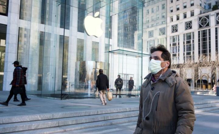 Mężczyzna w masce ochronnej przechodzi obok zamkniętego sklepu Apple Store przy Fifth Avenue, który jest zamknięty wraz z większością innych sklepów Apple na całym świecie przez dwa tygodnie z powodu koronawirusa w Nowym Jorku,. / autor: PAP/EPA/JUSTIN LANE