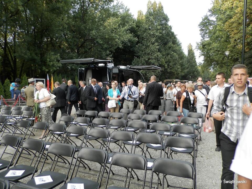 Mieszkańców wpuszczono dopiero po przybyciu prezydenta Komorowskiego, aby wypełnić puste krzesła. zdjęcia: Piotr Świątkowski