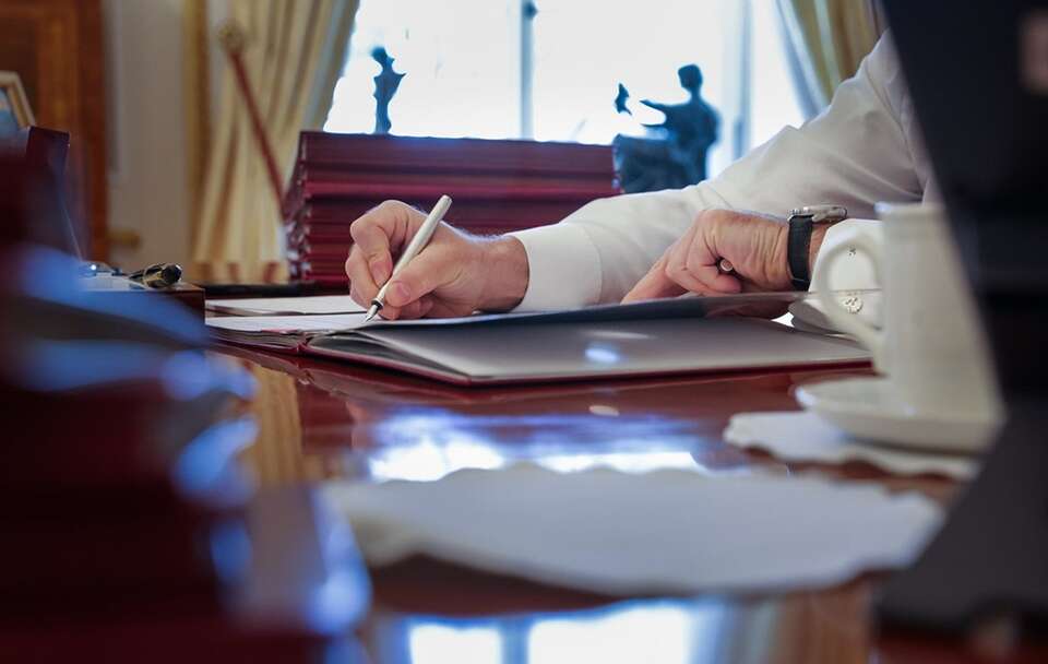 Prezydent Karol Nawrocki nad ustawą - zdjęcie ilustracyjne Kancelarii Prezydenta RP / autor: Mikołaj Bujak/KPRP