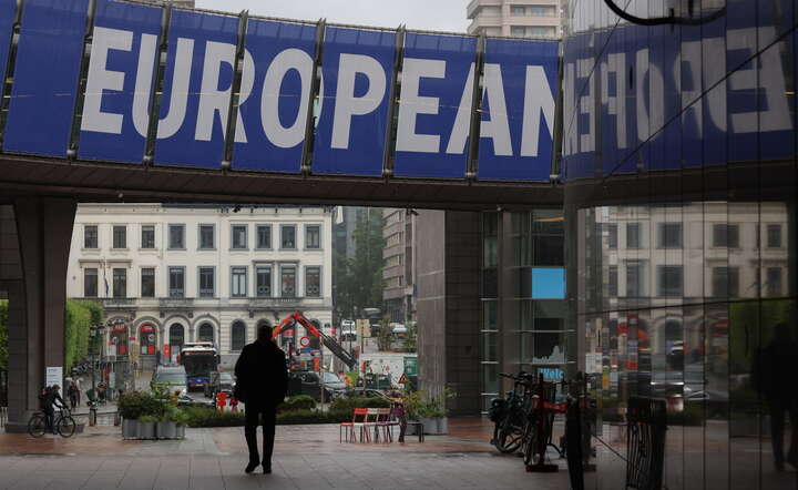 Baner promujący eurowybory zawisł w Brukseli / autor: OLIVIER HOSLET/EPA/PAP