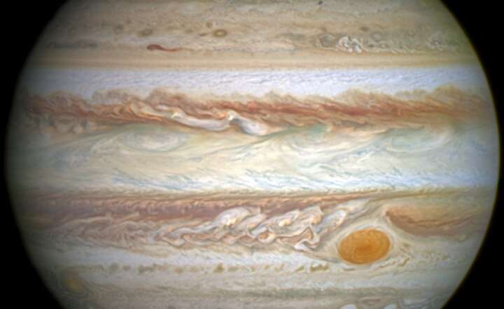 Zdjęcie Jowisza w naturalnych kolorach wykonane w kwietniu 2014 roku przez Kosmiczny Teleskop Hubble’a / autor: NASA, ESA, and A. Simon (Goddard Space Flight Center)/Wikimedia