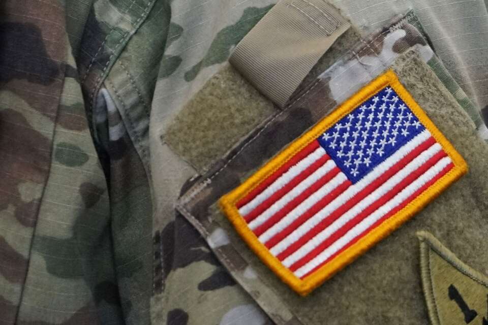 na zdj. naszywka z flagą USA na mundurze amerykańskiego żołnierza / autor: Fratria