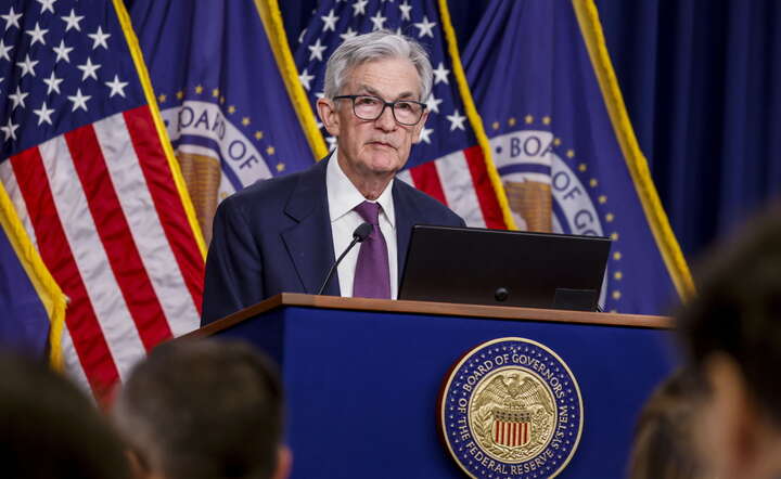 Jerome Powell, szef Rezerwy Federalnej na konferencji prasowej po posiedzeniu Fed / autor: PAP/EPA/SHAWN THEW