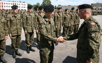 101 tysięcy żołnierzy zawodowych dostanie podwyżkę od ministra Macierewicza