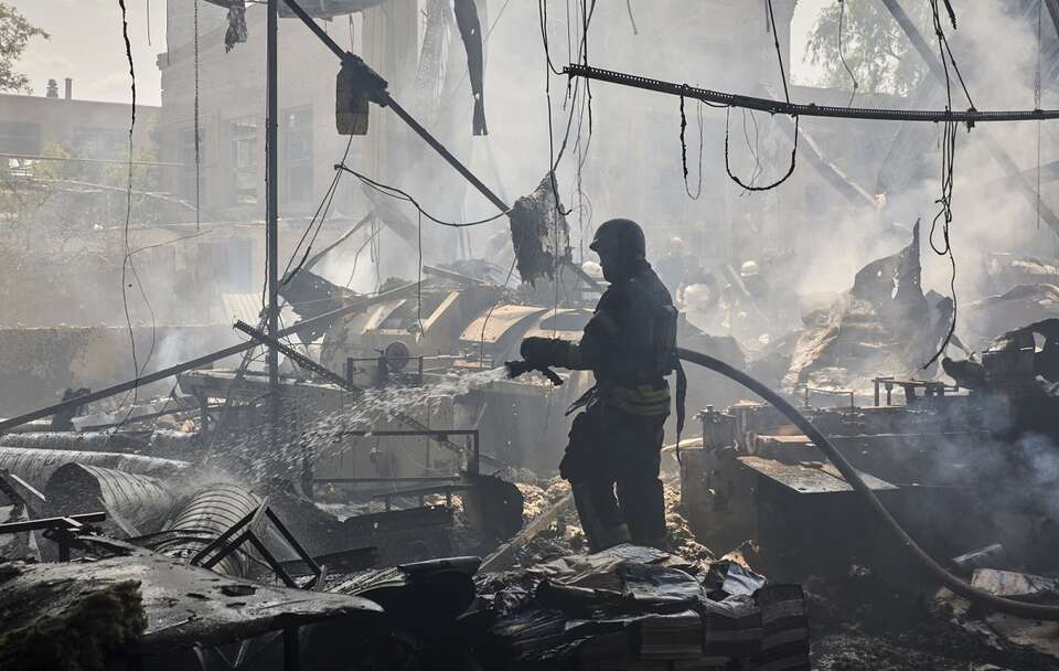 Skutki ostrzału Charkowa / autor: PAP/EPA/SERGEY KOZLOV