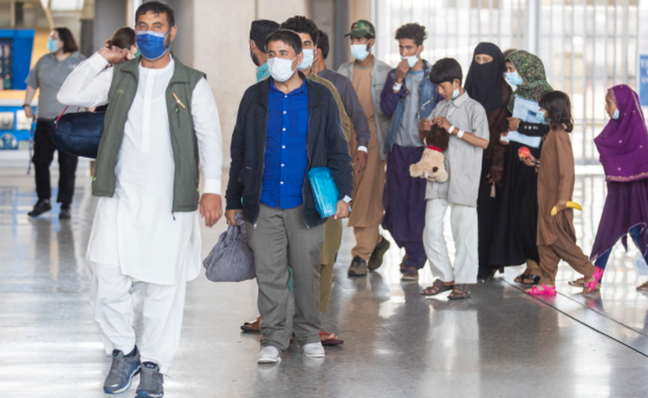 Afgańczycy ewakuowani z Kabulu po przybyciu na międzynarodowe lotnisko Washington Dulles w Chantilly w stanie Wirginia, USA, 27 / autor: PAP/EPA/SHAWN THEW