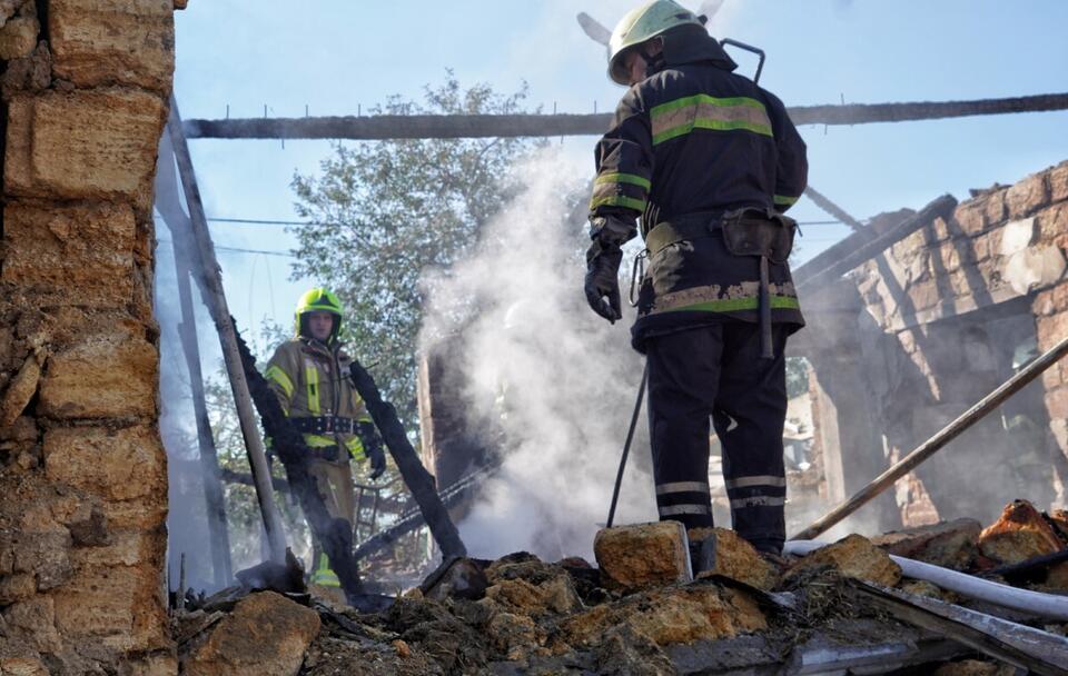  Straż pożarna w ruinach budynku zniszczonego przez rosyjski atak rakietowy w Odessie / autor: PAP/Alena Solomonova