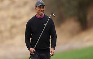 Na zdjęciu Tiger Woods na polu golfowym / autor: Theflowerbar/Wikimedia/https://creativecommons.org/licenses/by-sa/4.0/deed.en