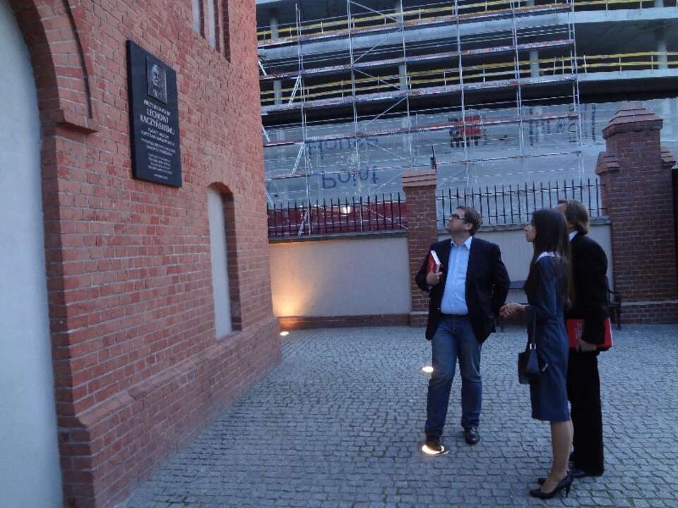 Marta Kaczyńska obejrzała tablicę poświęconą śp. prezydentowi na murze MPW, Fot. wPolityce.pl