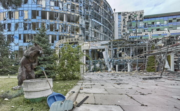 Zniszczenia w Charkowie po rosyjskim ataku na cywilne obiekty / autor: PAP/EPA/SERGEY KOZLOV