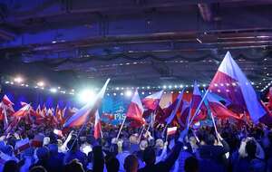 Wciaż niewiadomią pozostaje to, jaką strategie przyjmie Prawo i Sprwaiedliwość, aby odzyskać swoje wysokie poparcie.  / autor: Fratria