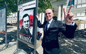 Andrzej Poczobut obok plakatu / autor:  Arkadiusz Gołębiewski/wPolityce.pl