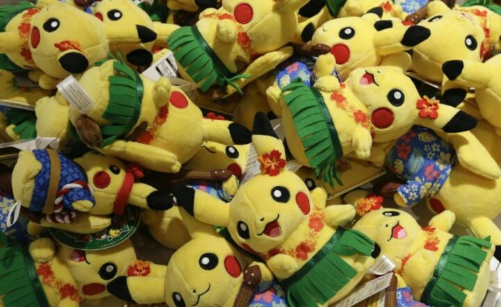 Zabawki Pikachu, jednej z postaci gry Pokemon w Pokemon Center w Tokio, na dziś Nintendo zapowiedziało wypuszczenie nowej wersji gry, fot. PAP/EPA/KIMIMASA MAYAMA 