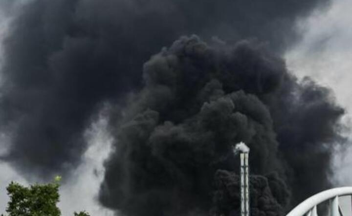 Chmura dymu w Leverkusen / autor: PAP/EPA/SASCHA STEINBACH