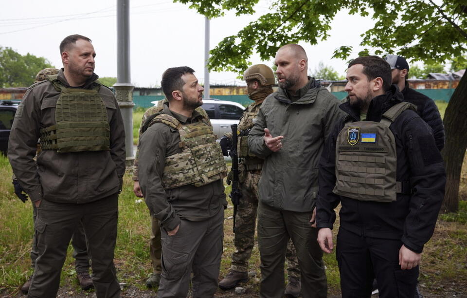 Spotkanie prezydenta Ukrainy Wołodymyra Zełenskiego z ukraińskimi żołnierzami podczas wizyty w obwodzie charkowskim / autor: PAP/EPA