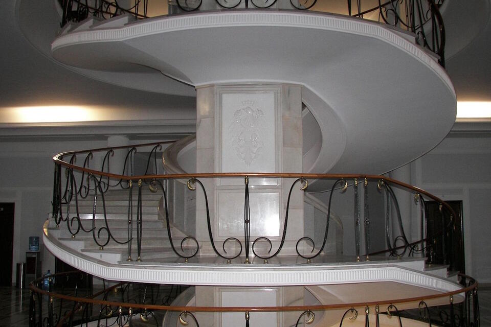 Senat RP, słynne okrągłe schody prowadzące do sali obrad / autor: Wikimedia Commons-VaGla/Public domain