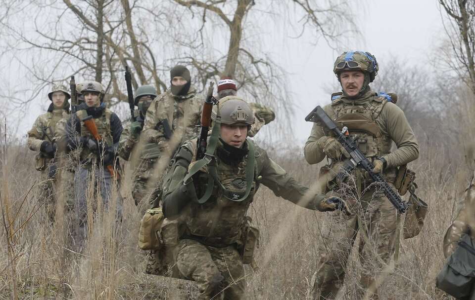 Szkolenie wojskowe ukraińskich cywilów / autor: PAP/EPA/SERGEY DOLZHENKO