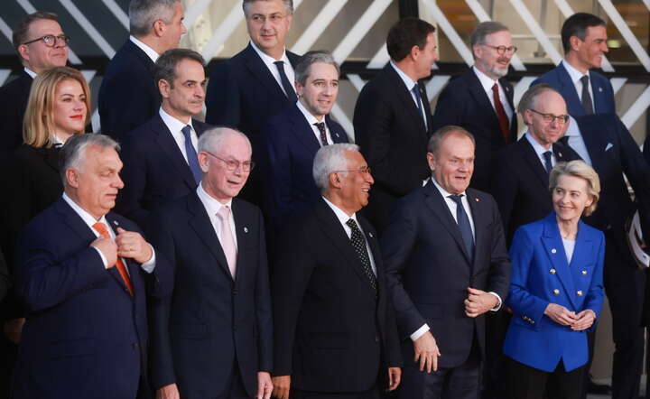 Przywódcy krajów UE i przewodnicząca KE Ursula von der Leyen (1P - dolny rząd) na szczycie UE 19 grudnia w Brukselia / autor: PAP/EPA/OLIVIER HOSLET 