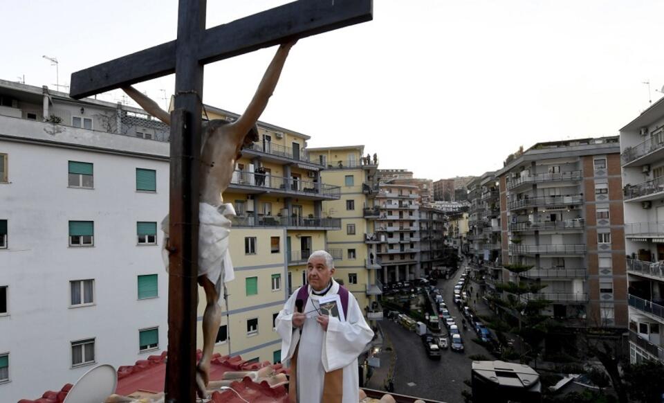 Włoski ksiądz celebrujący drogę krzyżową z dachu kościoła (zdj. ilustracyjne) / autor: PAP/EPA