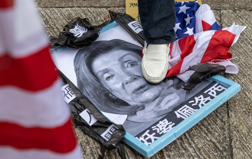 Protesty w Chinach w związku z wizytą Nancy Pelosi na Tajwanie / autor: PAP/EPA/JEROME FAVRE