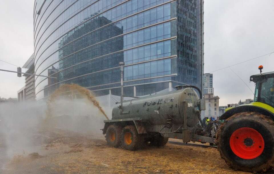 Protest rolników w Brukseli / autor: PAP/EPA/OLIVIER MATTHYS