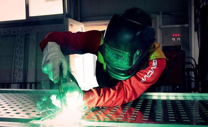 Małe firmy zajmujące się produkcją wyrobów metalowych są najbardziej narażone na kryzys zadłużeniowy / autor: Pixabay